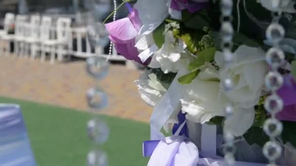 Fleurs avec glands lâches dans le vent 