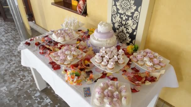 Sobre os biscoitos de mesa e um bolo de casamento — Vídeo de Stock