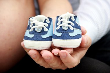 bir çocuk için bekleyen anne ve baba