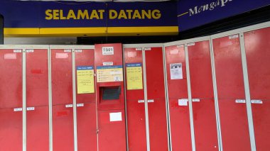Kuala Lumpur, Malezya-23 Aralık 2025: Malay 'daki Mydin Sinar Kota Mağazası' ndaki kırmızı dolaplar; depolama maliyetleri RM3-RM5, Mastercard, Visa veya Touch 'n Go.