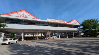 Bagan Serai, Perak-Aralık 22 2025: Malezya 'daki Hentian Raya Bagan Serai otobüs terminali, kırmızı çatılı mimari, dükkanlar ve güneşli gökyüzünün altındaki merkez merdiveni.