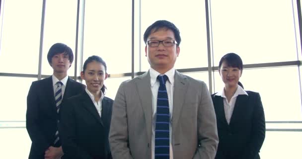 Grupo de negocios grupo de éxito pose con el jefe de pie en posición de liderazgo . — Vídeos de Stock