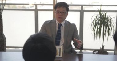 Japon iş adamı grafikler istemcilere açıklar.
