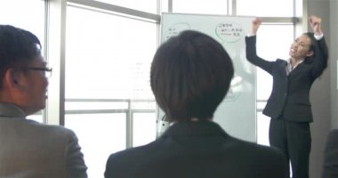 Japon iş kadın pompalar daha önce 4 k toplantı büyük bir satış ekibi
