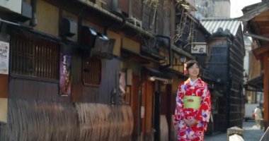 Kimono güzel Japon kızı Kyoto sokaklarında yürüyor 