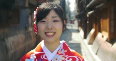 Kimono Japon kız güzel hareketli atış gülümsüyor 