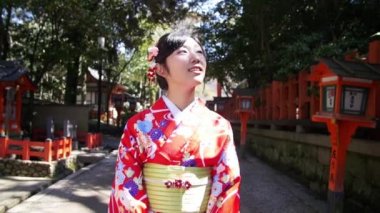 Kimono giyen genç güzel Japon kızı araştırıyor kyoto sokakları ağır çekim
