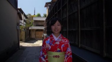 Kimono giyen Japon kız kyoto sokakları yavaş yürür.