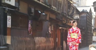 Güzel genç Japon kimono kız Kyoto sokak yürüyor