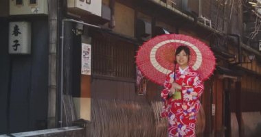 Güzel Japon Kimono kız paracel ile Kyoto sokak yürüyor 