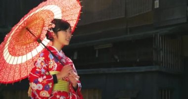 Genç Japon Kimono kız Paracel döner kamera orta shot ile