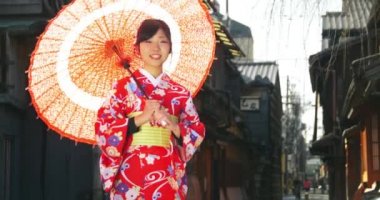 Çekici genç Japon kadınların giydiği kimono orta paracel köprü vurdu