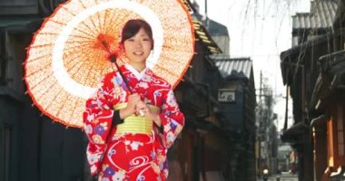 Genç kadın Japon Kimono orta paracel köprüde vurdu.