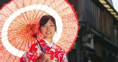 Kimono orta giyen genç Japon kadınların paracel köprüde vurdu.