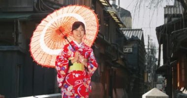 Paracel köprüde ile orta güzel Japon Kimono kız vuruldu