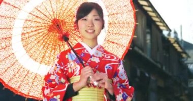 Ünlü köprüde iplik Kimono paracell giyen Japon kız