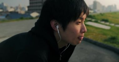 Genç Japon atlet şehri 4 k arıyorsunuz tepeye çalıştırdıktan sonra el diz kurtarır 