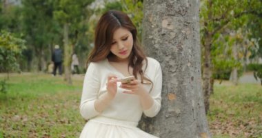 Çekici Japon kız manifatura ve sürgülü parkta ağaç altında rahatlatıcı 4 k vurdu 