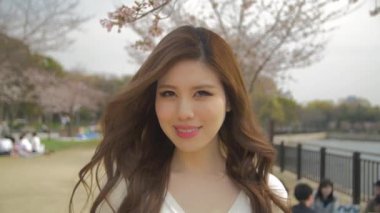  Çekici genç Japon kadınlar için yavaş çekim kamera sabit cam doğru yürüyor 