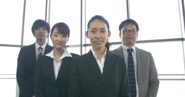 Mujeres de negocios japonesas seguras respaldadas por sus colegas — Vídeos de Stock