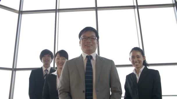Japanska boss och hans team celerate genom att hoppa i luften slowmo Hd — Stockvideo