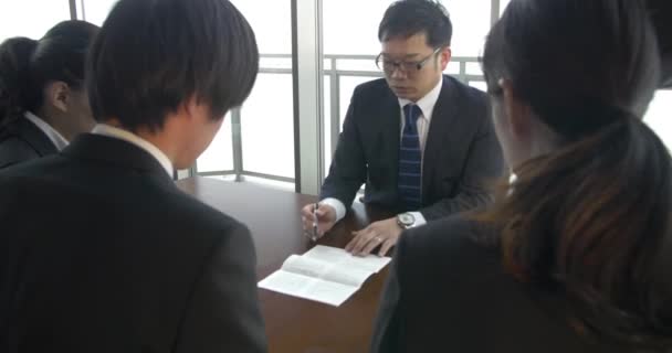 Japanse baas explaing van de contracten voor nieuwe medewerkers — Stockvideo