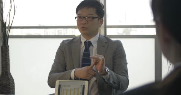 日本商人解释数字图 tp 求职者 — 图库视频影像