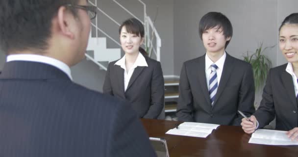 Japanse business man Interviews baan kandidaten — Stockvideo