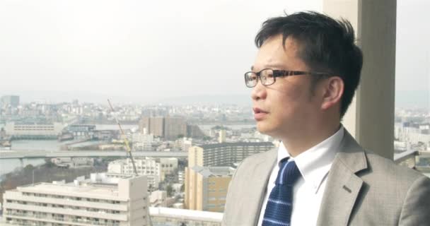 Японский бизнесмен видит возможности вдохновил взгляды на город и планы — стоковое видео
