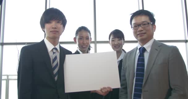 Equipo japonés de pequeñas empresas apunta a signo blanco — Vídeos de Stock