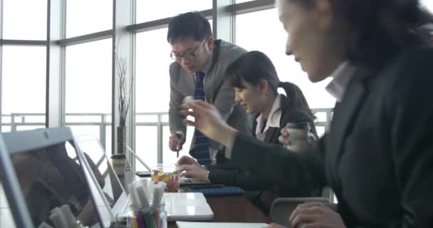 Motivando o chefe japonês verifica o progresso de sua equipe — Vídeo de Stock