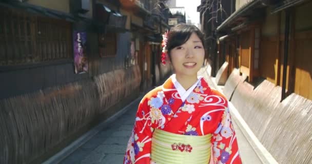 Menina japonesa bonita em Kimono explora kyoto tiro médio — Vídeo de Stock