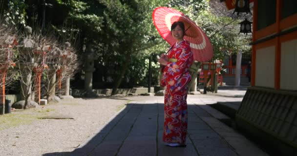 Schöne japanische Mädchen im Kimono posiert außerhalb Kyoto-Tempel — Stockvideo