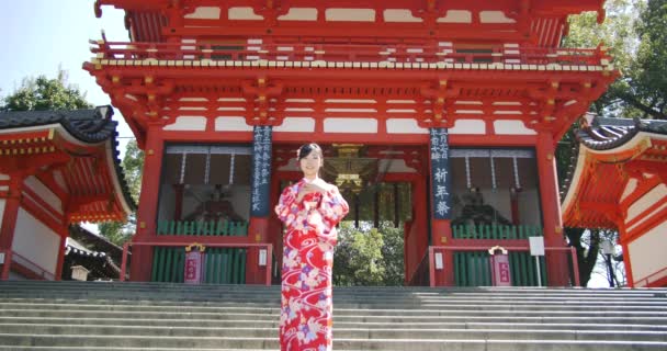 Menina japonesa bonita em Kimono Dá-lhe as boas-vindas a Kyoto templo de tiro largo — Vídeo de Stock