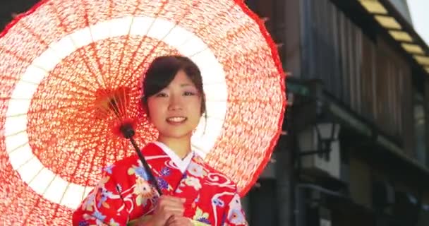 Young Japanese women wearing Kimono medium shot paracel on bridge — Stock Video