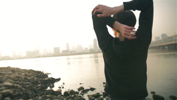 Inspiración japonesa fineza hombre se calienta en el río después de entrenar — Vídeo de stock