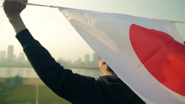 Inspirierende Aufnahme eines jungen Japaners mit Nationalflagge beim Training in Osaka — Stockvideo