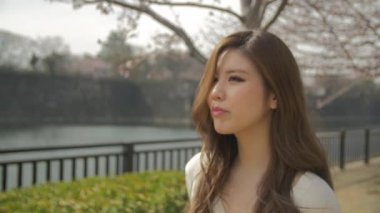  BEAUITFUL genç Japon kadın yürüyor nehir boyunca Osaka Kalesi arka plan 