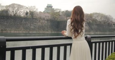 Beyaz elbise giyen güzel Japon kızı Osaka Kalesi, Japonya 4 k Hoşgeldiniz 