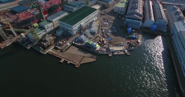 Voando sobre estaleiros navais docs grande fábrica industrial na vista aérea do porto — Vídeo de Stock