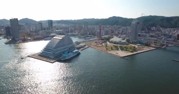 神戸港日本の空中ショットを旋回 — ストック動画