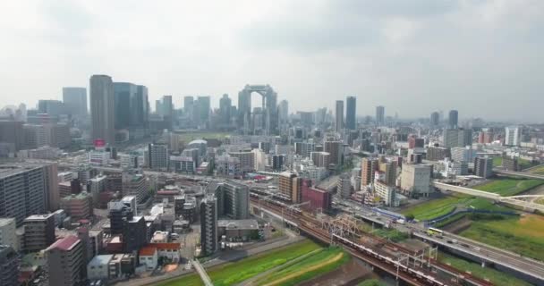 Vista aérea Osaka City Metropolian área Japan Trenes que entran en el CDB — Vídeos de Stock