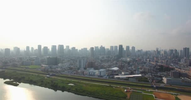 淀川で大阪市のスカイラインの素晴らしい空撮 — ストック動画