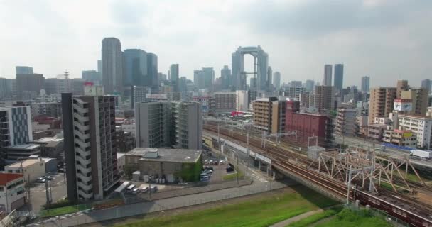 Vackra Flygfoto över tåg kommer in Osaka station Umeda Japan näst största stad Royaltyfri Stockfilm