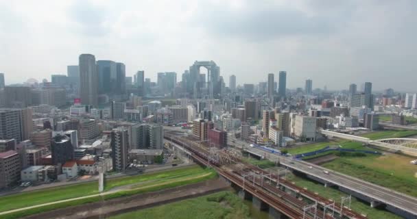 Luchtfoto van het aflopende van Osaka city trein vervoer in Cbd — Stockvideo