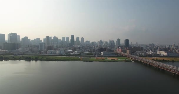 Bella vista sul fiume giapponese e sulla seconda città più grande Osaka CBD — Video Stock