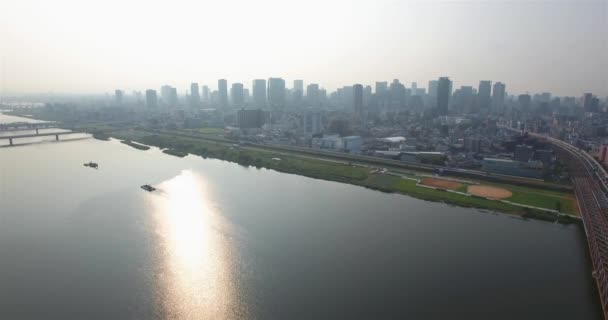 Trafiken passerar över stora bron i Osaka City Flygfoto city Skyline Videoklipp