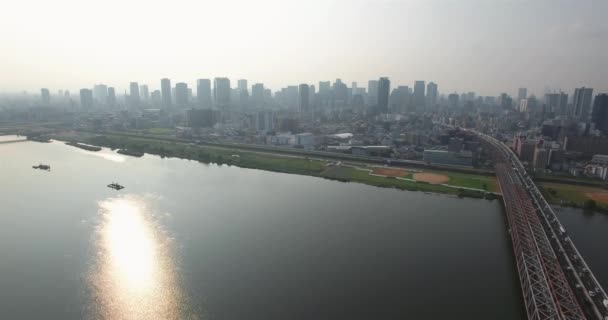 Vista aerea grandangolare del fiume Yodogawa e della città di Osaka Skyline quinta città metropolitana più grande del mondo — Video Stock