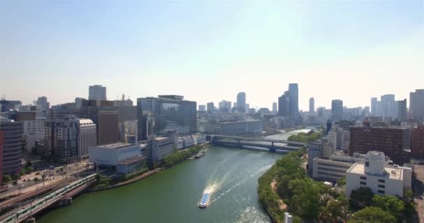 Rivier van de stad Osaka en Skyline stadsgezicht Backwards onthullen luchtfoto — Stockvideo