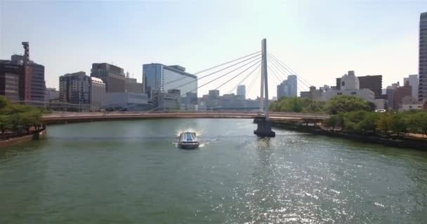 Осака річки пташиного польоту міста Skyline ширококутний човни — стокове відео